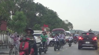 10 Eylül 2025. Chuvanan, Chi Linh, Hai Phong, Vietnam. Öğrenciler bisiklet ve otobüslerle okuldan ayrılıyor.
