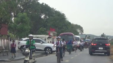 10 Eylül 2025. Chuvanan, Chi Linh, Hai Phong, Vietnam. Öğrenciler bisiklet ve otobüslerle okuldan ayrılıyor.