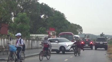 10 Eylül 2025. Chuvanan, Chi Linh, Hai Phong, Vietnam. Öğrenciler bisiklet ve otobüslerle okuldan ayrılıyor.