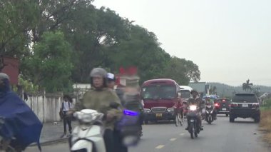 10 Eylül 2025. Chuvanan, Chi Linh, Hai Phong, Vietnam. Öğrenciler bisiklet ve otobüslerle okuldan ayrılıyor.