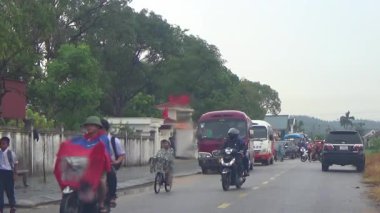 10 Eylül 2025. Chuvanan, Chi Linh, Hai Phong, Vietnam. Öğrenciler bisiklet ve otobüslerle okuldan ayrılıyor.