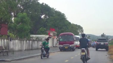 10 Eylül 2025. Chuvanan, Chi Linh, Hai Phong, Vietnam. Öğrenciler bisiklet ve otobüslerle okuldan ayrılıyor.