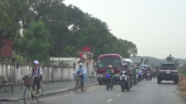 10 Eylül 2025. Chuvanan, Chi Linh, Hai Phong, Vietnam. Öğrenciler bisiklet ve otobüslerle okuldan ayrılıyor.