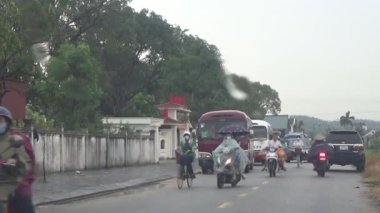 10 Eylül 2025. Chuvanan, Chi Linh, Hai Phong, Vietnam. Öğrenciler bisiklet ve otobüslerle okuldan ayrılıyor.