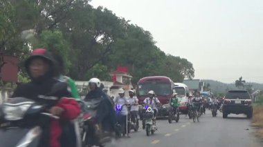 10 Eylül 2025. Chuvanan, Chi Linh, Hai Phong, Vietnam. Öğrenciler bisiklet ve otobüslerle okuldan ayrılıyor.