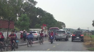 10 Eylül 2025. Chuvanan, Chi Linh, Hai Phong, Vietnam. Öğrenciler bisiklet ve otobüslerle okuldan ayrılıyor.