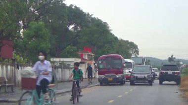 10 Eylül 2025. Chuvanan, Chi Linh, Hai Phong, Vietnam. Öğrenciler bisiklet ve otobüslerle okuldan ayrılıyor.