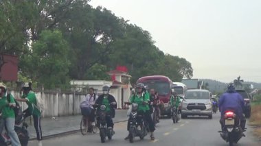 10 Eylül 2025. Chuvanan, Chi Linh, Hai Phong, Vietnam. Öğrenciler bisiklet ve otobüslerle okuldan ayrılıyor.