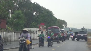 10 Eylül 2025. Chuvanan, Chi Linh, Hai Phong, Vietnam. Öğrenciler bisiklet ve otobüslerle okuldan ayrılıyor.