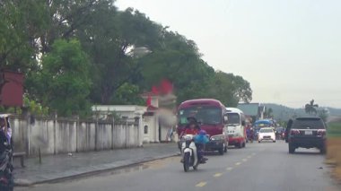 10 Eylül 2025. Chuvanan, Chi Linh, Hai Phong, Vietnam. Öğrenciler bisiklet ve otobüslerle okuldan ayrılıyor.