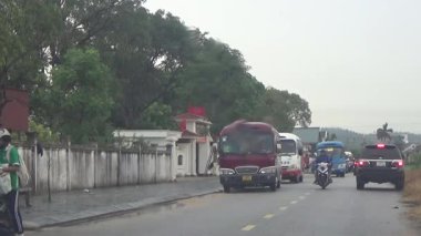 10 Eylül 2025. Chuvanan, Chi Linh, Hai Phong, Vietnam. Öğrenciler bisiklet ve otobüslerle okuldan ayrılıyor.