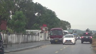 10 Eylül 2025. Chuvanan, Chi Linh, Hai Phong, Vietnam. Öğrenciler bisiklet ve otobüslerle okuldan ayrılıyor.