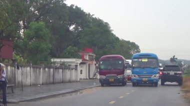 10 Eylül 2025. Chuvanan, Chi Linh, Hai Phong, Vietnam. Öğrenciler bisiklet ve otobüslerle okuldan ayrılıyor.