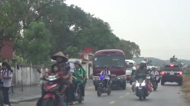 10 Eylül 2025. Chuvanan, Chi Linh, Hai Phong, Vietnam. Öğrenciler bisiklet ve otobüslerle okuldan ayrılıyor.