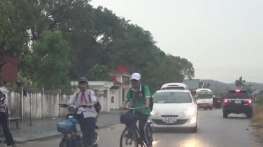 10 Eylül 2025. Chuvanan, Chi Linh, Hai Phong, Vietnam. Öğrenciler bisiklet ve otobüslerle okuldan ayrılıyor.