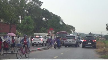 10 Eylül 2025. Chuvanan, Chi Linh, Hai Phong, Vietnam. Öğrenciler bisiklet ve otobüslerle okuldan ayrılıyor.