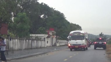 10 Eylül 2025. Chuvanan, Chi Linh, Hai Phong, Vietnam. Öğrenciler bisiklet ve otobüslerle okuldan ayrılıyor.