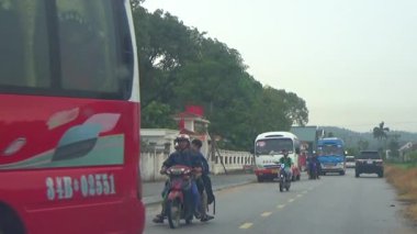 10 Eylül 2025. Chuvanan, Chi Linh, Hai Phong, Vietnam. Öğrenciler bisiklet ve otobüslerle okuldan ayrılıyor.