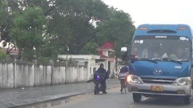 10 Eylül 2025. Chuvanan, Chi Linh, Hai Phong, Vietnam. Öğrenciler bisiklet ve otobüslerle okuldan ayrılıyor.