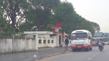 10 Eylül 2025. Chuvanan, Chi Linh, Hai Phong, Vietnam. Öğrenciler bisiklet ve otobüslerle okuldan ayrılıyor.