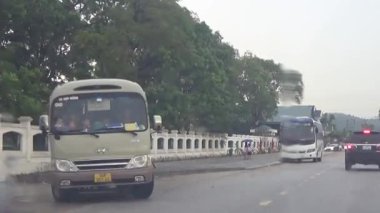 10 Eylül 2025. Chuvanan, Chi Linh, Hai Phong, Vietnam. Öğrenciler bisiklet ve otobüslerle okuldan ayrılıyor.