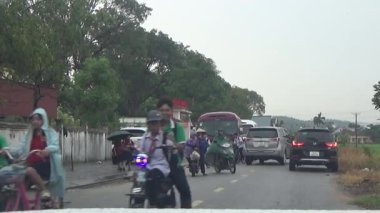 10 Eylül 2025. Chuvanan, Chi Linh, Hai Phong, Vietnam. Öğrenciler bisiklet ve otobüslerle okuldan ayrılıyor.