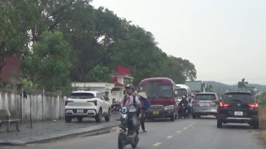 10 Eylül 2025. Chuvanan, Chi Linh, Hai Phong, Vietnam. Öğrenciler bisiklet ve otobüslerle okuldan ayrılıyor.