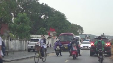 10 Eylül 2025. Chuvanan, Chi Linh, Hai Phong, Vietnam. Öğrenciler bisiklet ve otobüslerle okuldan ayrılıyor.