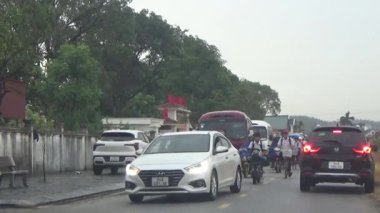 10 Eylül 2025. Chuvanan, Chi Linh, Hai Phong, Vietnam. Öğrenciler bisiklet ve otobüslerle okuldan ayrılıyor.