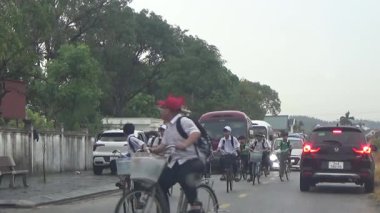 10 Eylül 2025. Chuvanan, Chi Linh, Hai Phong, Vietnam. Öğrenciler bisiklet ve otobüslerle okuldan ayrılıyor.