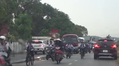 10 Eylül 2025. Chuvanan, Chi Linh, Hai Phong, Vietnam. Öğrenciler bisiklet ve otobüslerle okuldan ayrılıyor.