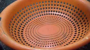 Kabağı soy. Fasulye filizli kabak kızartması.