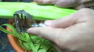 Kabağı soy. Fasulye filizli kabak kızartması.