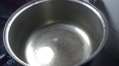 Kabağı soy. Fasulye filizli kabak kızartması.