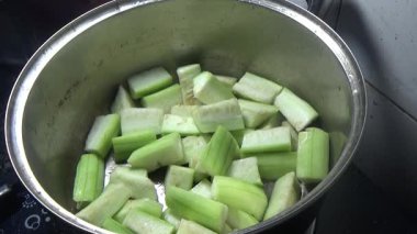 Kabağı soy. Fasulye filizli kabak kızartması.