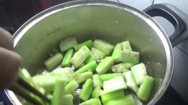 Domuzu parçalara ayır, eti baharatlarla terbiye et ve eti bir tencere yağda kızart.