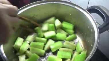 Domuzu parçalara ayır, eti baharatlarla terbiye et ve eti bir tencere yağda kızart.