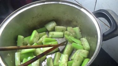 Domuzu parçalara ayır, eti baharatlarla terbiye et ve eti bir tencere yağda kızart.