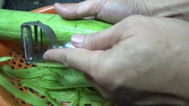 Domuzu parçalara ayır, eti baharatlarla terbiye et ve eti bir tencere yağda kızart.