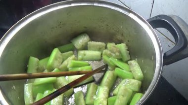 Domuzu parçalara ayır, eti baharatlarla terbiye et ve eti bir tencere yağda kızart.