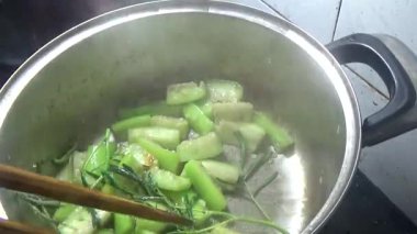 Domuzu parçalara ayır, eti baharatlarla terbiye et ve eti bir tencere yağda kızart.