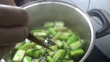 Domuzu parçalara ayır, eti baharatlarla terbiye et ve eti bir tencere yağda kızart.