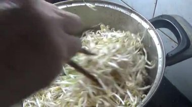 Domuzu parçalara ayır, eti baharatlarla terbiye et ve eti bir tencere yağda kızart.