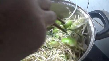 Domuzu parçalara ayır, eti baharatlarla terbiye et ve eti bir tencere yağda kızart.