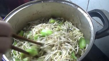 Domuzu parçalara ayır, eti baharatlarla terbiye et ve eti bir tencere yağda kızart.