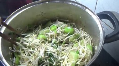 Domuzu parçalara ayır, eti baharatlarla terbiye et ve eti bir tencere yağda kızart.