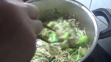 Domuzu parçalara ayır, eti baharatlarla terbiye et ve eti bir tencere yağda kızart.