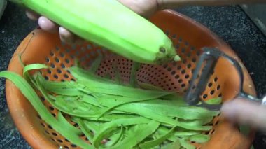 Domuzu parçalara ayır, eti baharatlarla terbiye et ve eti bir tencere yağda kızart.