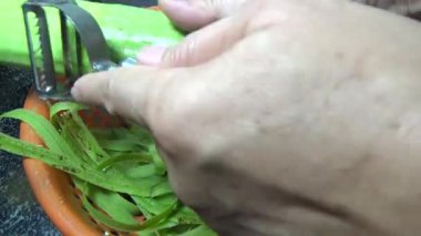 Domuzu parçalara ayır, eti baharatlarla terbiye et ve eti bir tencere yağda kızart.