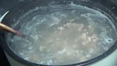 Domuzu parçalara ayır, eti baharatlarla terbiye et ve eti bir tencere yağda kızart.